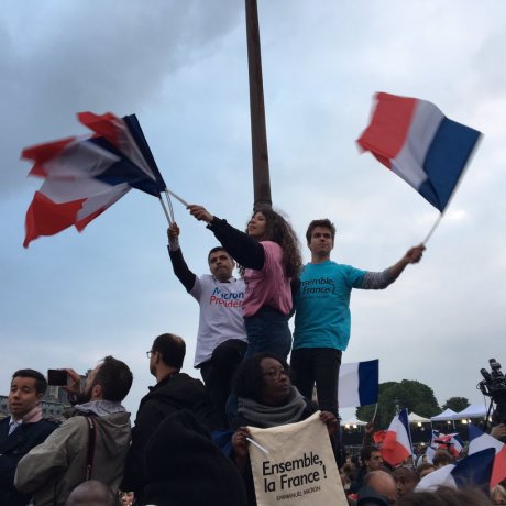 Lors du rassemblement, la foule est euphorique en attendant Emmanuel Macron.