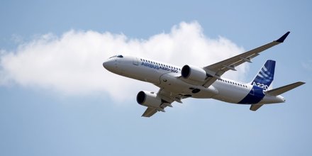 Airbus rebaptise le cseries a220 et lui promet une forte demande
