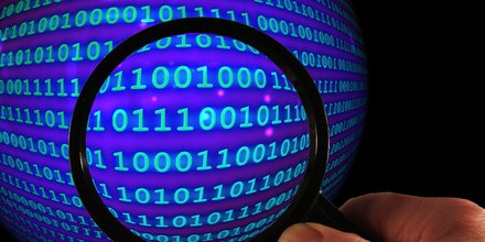 Données binaires (data, big data, chiffrement, internet, pirates cybersécurité, cyberpirates, cryptage, données, vie privée)