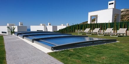 Spécialisé dans l'abri de piscine, Azenco a notamment développé un produit téléscopique