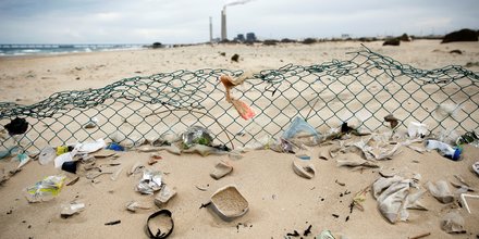 Plage jonchée de plastique