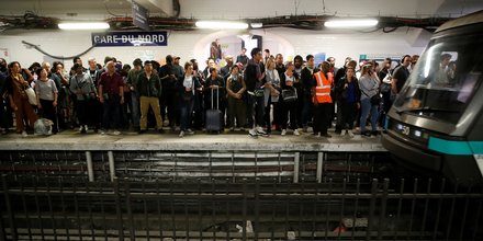 Usagers du métro, arrêt Gare du Nord, attendent durant grève syndical RATP contre réforme des retraites, 13 septembre 2019