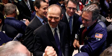 Au centre, David Calhoun, alors patron de l’institut de mesure d’audience Nielsen, en 2011, à la Bourse de New York