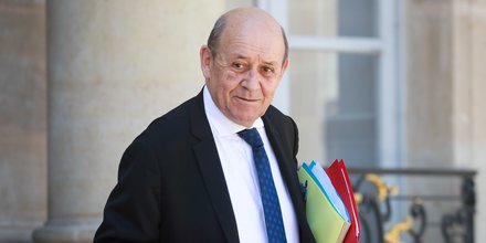 De retour de kinshasa, le drian respecte scrupuleusement les mesures de distanciation