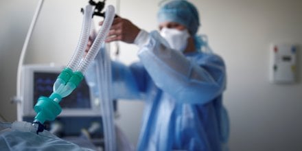 Coronavirus: le gouvernement defend sa strategie sur les respirateurs