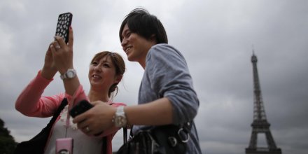 Touristes asiatiques à Paris devant la Tour Eiffel