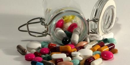 Les médicaments ne seront pas vendus en grande surface, dit Macron