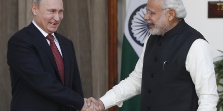 Le président russe Vladimir Poutine et le Premier ministre indien Narendra Modi se serrent la main pour célébrer un accord conclu entre les deux pays