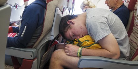 Avion dormir lit sommeil position inconfortable confort en avion