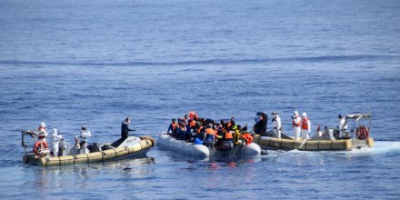 Des migrants en mer Méditerrané sont secourus par des navires de la marine italienne