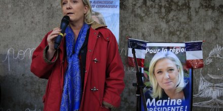 Marine le pen denonce la une de la voix du nord