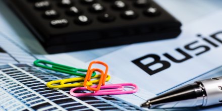 Calculatrice et trombones (comptes, entrepreneurs, entreprises, argent, finances, TPE, PME, entreprenariat, finances, banques, startup, business plan, argent)