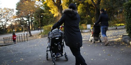 Une nounou philippine garde d'enfants à Tokyo (emploi à domicile)
