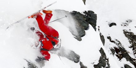Le skieur français Julien Lopez chute avec ses skis en montagne à Bec des Rosses (Verbier) en mars 2010