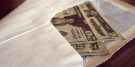 corruption, pot de vin, enveloppe d'argent, billet, dessous de table,