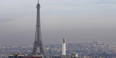 Greenpeace devoile une banderole anti-fn a la tour eiffel