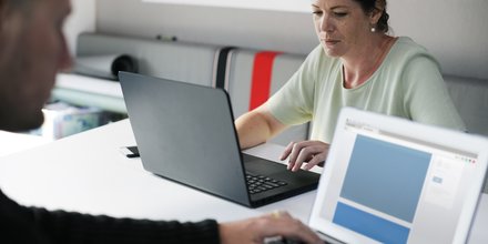 Entreprise, employé, travail, ordinateur, réseaux sociaux