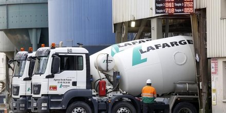 Des bouteilles de gasoil sous des camions lafarge a paris