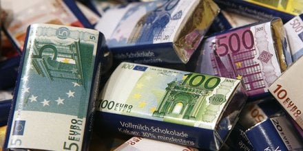 euros, chocolats, billets, bonbons enrobés, monnaie, banque, optimisation fiscale, évasion, fraude, cupidité, goinfrerie,