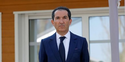 Patrick drahi regrouperait ses activites medias dans sfr