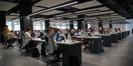 open space bureaux salariés au bureau informatiques ordinateurs
