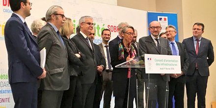 La ministre des Transports Elisabeth Borne, entourée de Philippe Duron et des membres du COI, pour la remise de son rapport le 1er février