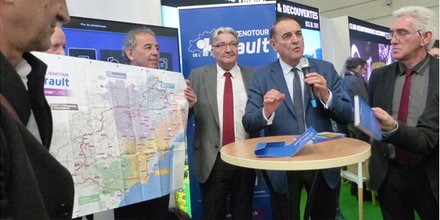 Kléber Mesquida, entouré des élus concernés, présente l’Oenotour sur le salon Vinisud.