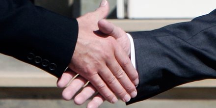 Poignée de mains entre Tony Blair et Gerhard Schroeder au G8 de 2005