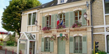 Presles, Val d'Oise, mairie-école, rue Pierre-Brossolette