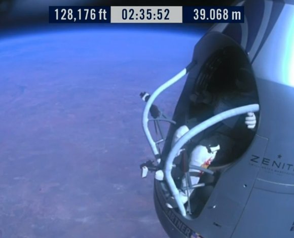 20h08 (heure française) : Felix Baumgartner a les pieds hors de la capsule 