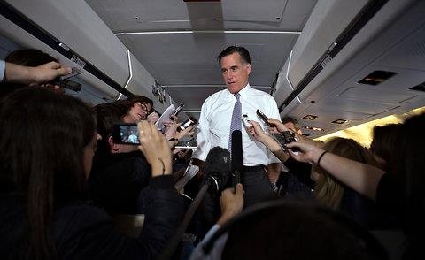 Dans l'avion qui le conduit vers Boston où se trouve son QG de campagne, Mitt Romnay organise une c