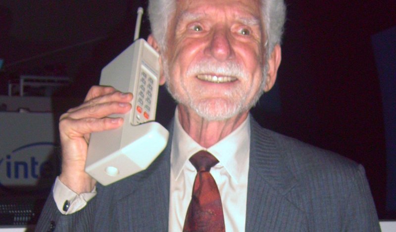 Martin Cooper, le papa du téléphone portable avec dans sa main droite