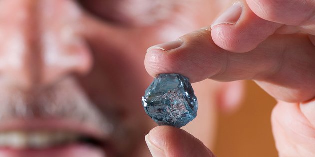 Johan Dippenaar, CEO de la mine de Cullinan (Petra Diamonds), tient le diamant bleu