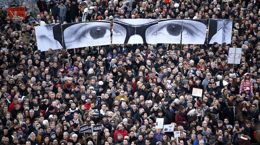 Au milieu de la foule parisienne, le regard de Charb