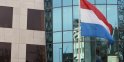 Le drapeau du Luxembourg se reflète sur la Banque du Luxembourg en mai 2009