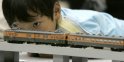 Un enfant regarde un modèle réduit de train à la Convention internation des modèles réduits de chemin de fer à Tokyo, en août 2007