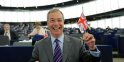 Nigel Farage, leader de l'UKIP et membre du parlement européen tient un drapeau du Royaume-Uni, à Strasbourg le 8 juin 2016
