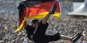 Un supporter de football brandit le drapeau de l'Allemagne pendant un match lors de la Coupe du monde de 2010