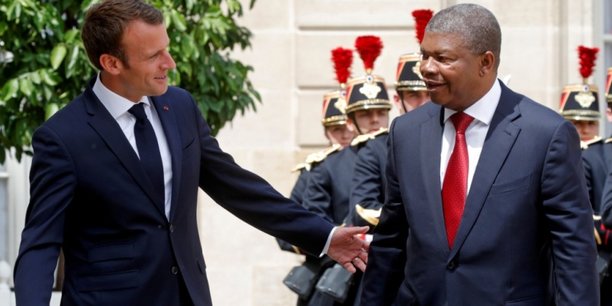 Le président angolais Joao Lourenco, reçu à son arrivée à l'Elysée par le président français Emmanuel Macron, ce lundi 28 mai à Paris.