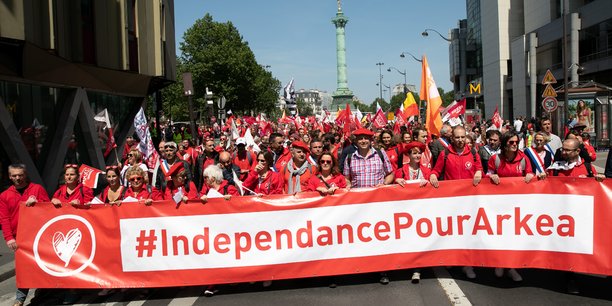 Le 17 mai, entre 4.000 et 6.000 salariés du groupe bancaire régional sont venus défiler à Paris pour montrer leur soutien au vote des administrateurs des caisses locales en faveur d'un projet de sortie de l'ensemble Crédit Mutuel, passant par l'abandon de la marque.