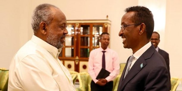 Le Président dijiboutien Ismail Omar Guelleh, recevant la délégation d’officiels somaliens conduite par le Ministre des Affaires Etrangères de ce pays, Ahmed Issa Awad.