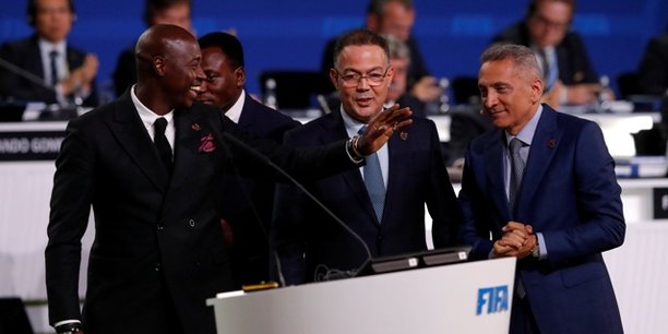 L'ancien international sénégalais Khalilou Fadiga, ambassadeur de la candidature du Maroc ; Fouzi Lekjaa, président de la fédération royale marocaine de football ; et Moulay Hafid Elalamy, président du comité de candidature Maroc-2026, lors du 68e congrès de la FIFA, le 13 juin 2018 à Moscou.