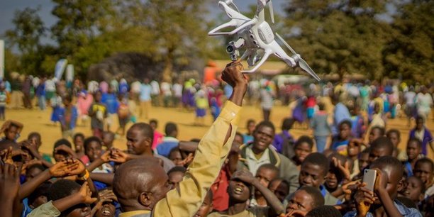 Une communauté dans le district de Kasungu au Malawi est initiée à la technologie des drones qui est testée pour le transport, la connectivité et l'imagerie.