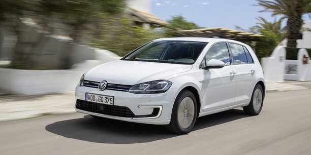 La eGolf assure un 0 à 100 km/h en 9,6 sec, soit quasiment 4 secondes de mieux qu'une Zoé. En revanche, l'allemande affiche 100 km d'autonomie en moins que la française...