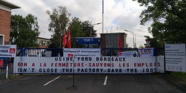 Près de la banderole déployée ce matin par l'intersyndicale de FAI  on reconnait le logo triangulaire sur fond rouge du puissant syndicat IG Metal.