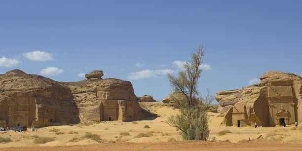 Al-Hijr (Madain Salih, ou Al-Hijr ou Hegra), dans la région de Al-Ula, est le premier site archéologique d'Arabie saoudite inscrit au patrimoine mondial de l'Unesco. Avec ses 111 tombes monumentales (cette photo ne montre qu'une petite partie du site) et ses puits, cet ensemble constitue le site le plus important conservé de la civilisation des Nabatéens (1er s. avant J.-C.) au sud de Pétra (Jordanie).