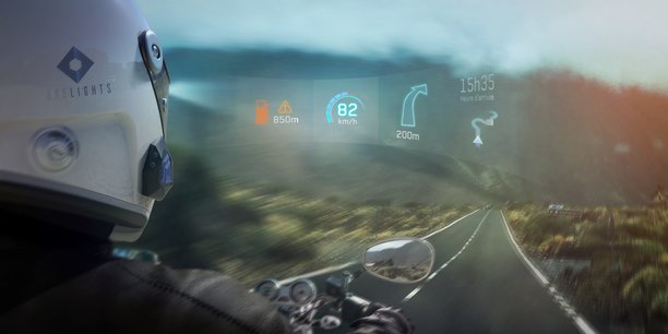 La technologie de réalité augmentée de EyeLights permet de transformer la visière de n'importe quel casque de moto en un écran sur lequel s'affichent les informations de conduite.