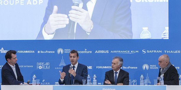 Au centre, Guillaume Faury, président d'Airbus Commercial Aircraft et Philippe Petitcolin, directeur général de Safran, entourés des journalistes de La Tribune, Fabrice Gliszynszski (à g.) et Michel Cabirol (à d.).