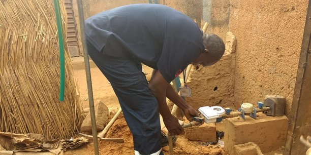 Un foyer qui n’avait pas accès à l’eau courante reçoit le CTMeter (Niamey, mai 2018)