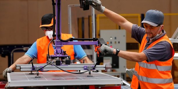 Des employés de Véolia dans une usine de recyclage de panneaux photovoltaïques dans la commune de Rousset le 25 juin dernier.